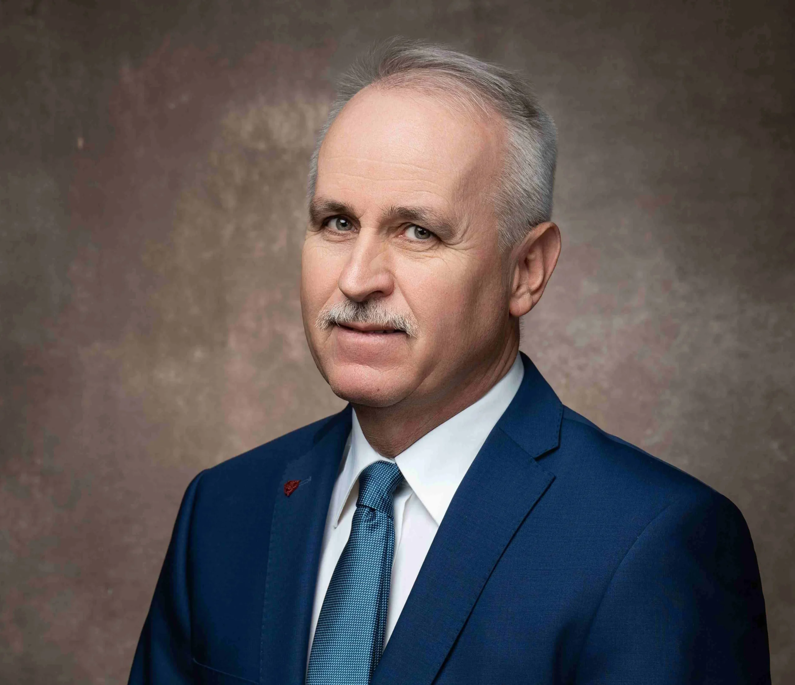 Surányi János, a dunaharaszti Suri Fogtündér, Suri Medical és Suri Studio tulajdonosának portréja